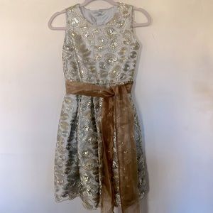 Beautiful, formal girls dress size 14. Isabel Garreton size 12